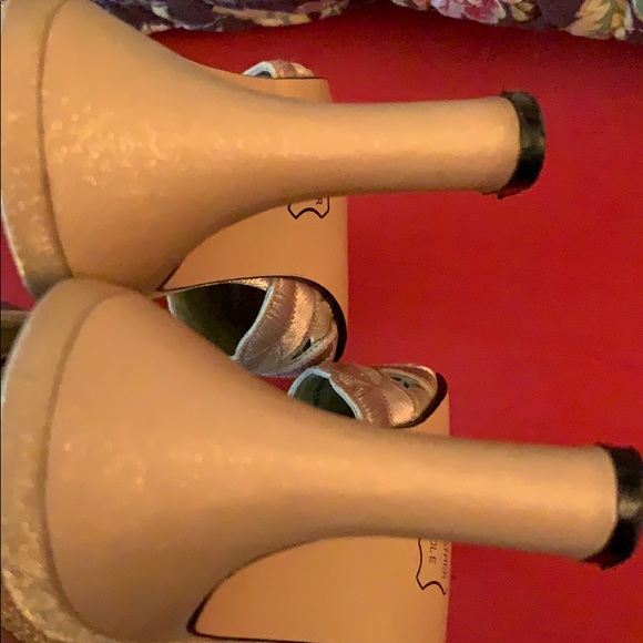 Women’s gold Valentine Franco 3 inch heels. 9M - Picture 5 of 5